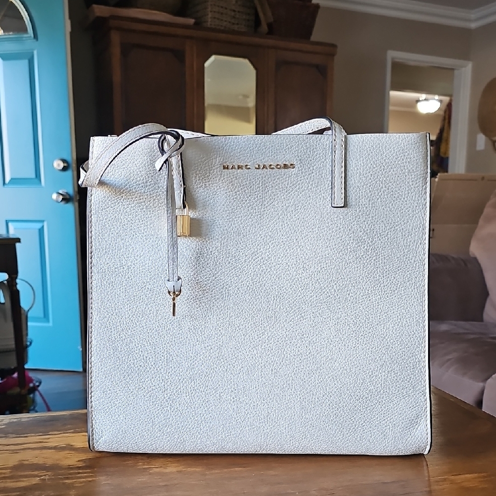 Marc Jacobs Tote Bag with Gold Accents_White Glow